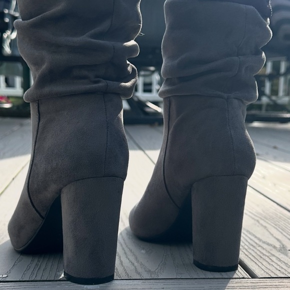 BeBE Charcoal  Gray Suede Heeled Boots- like  NEW - worn once-Size 8 - Picture 10 of 11